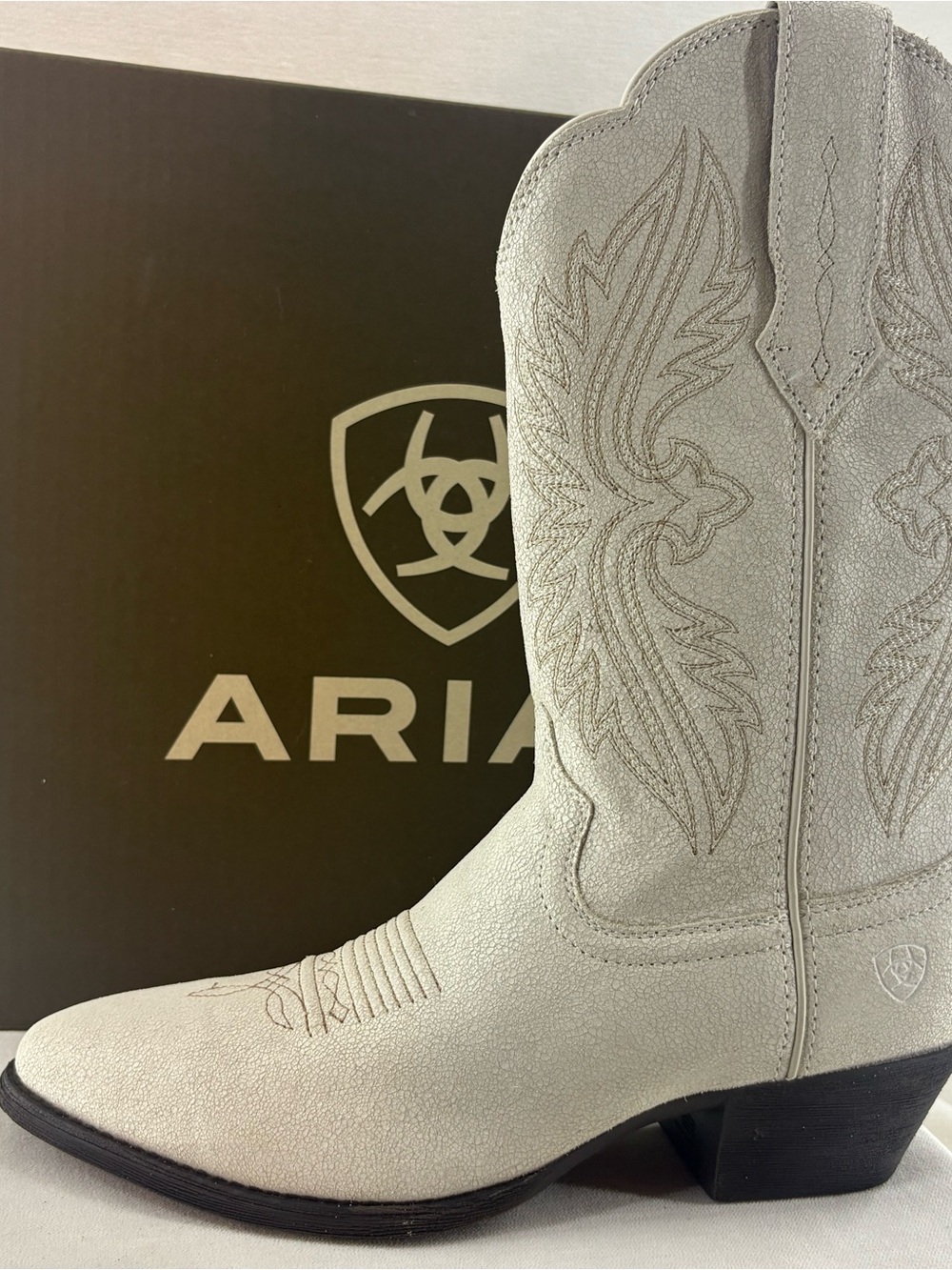 Ariat women’s Distressed Ivory Embroidered Western Boot size 9.5M